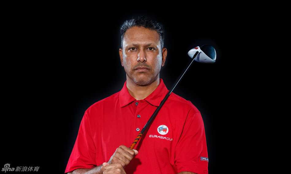 亚洲队队长杰夫米哈辛与副队长梁文冲并肩站立，手持队旗展现团结协作精神