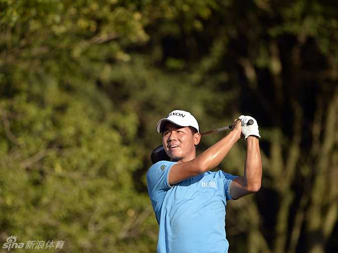 中国球手吴阿顺在绿茵球道上冷静观察果岭，准备关键一击