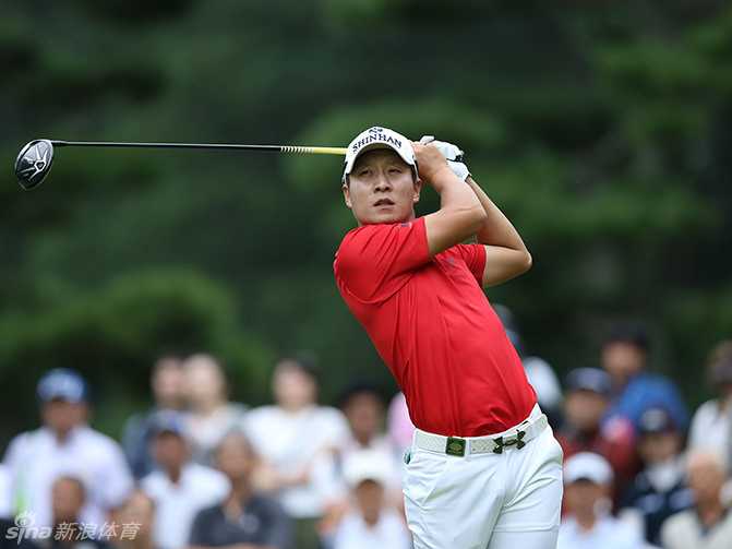 韩国实力球手金庚泰在沙坑中精彩救球，沙粒飞扬瞬间展现高超技巧