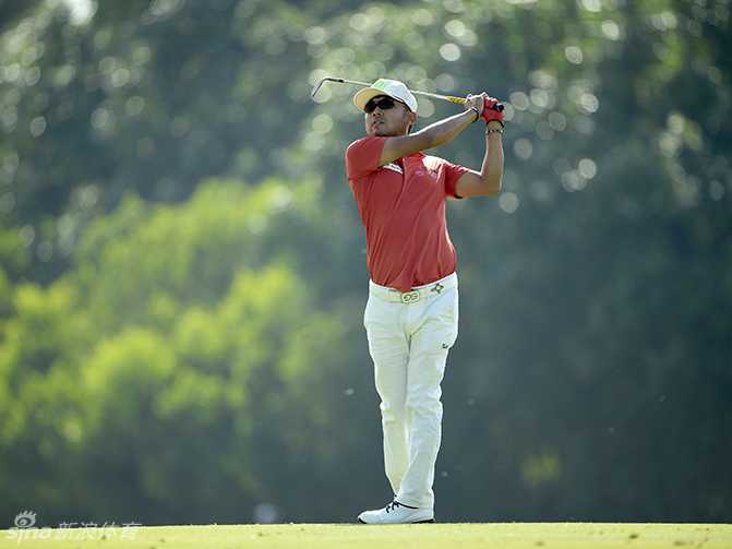 韩国新星王情训眺望球路，年轻面庞上流露出对胜利的渴望与专注