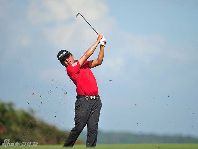 马来西亚老将谢志荣挥杆瞬间动作流畅，尽显扎实功底与丰富经验