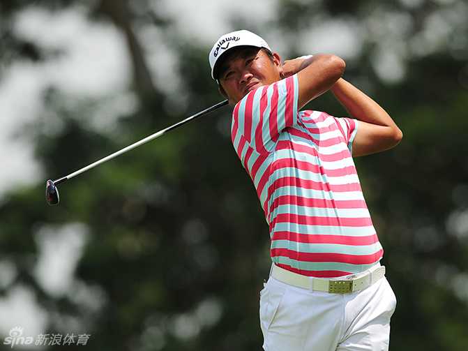 日本传奇球星片山晋吴头戴牛仔帽特色鲜明，在比赛中凝神思考策略