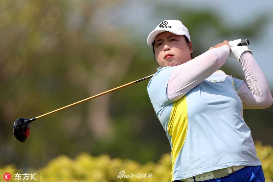 冯珊珊在球道中稳健挥杆，神情专注，展现出中国一姐的沉稳风范。