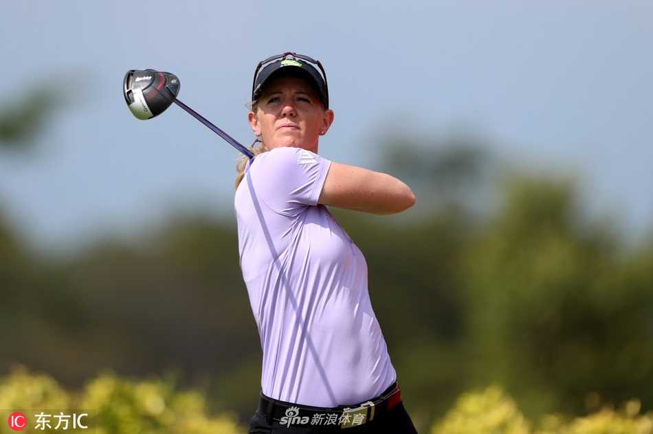 何沐妮在长草中冷静救球，展现了年轻球员不畏困难的拼劲。