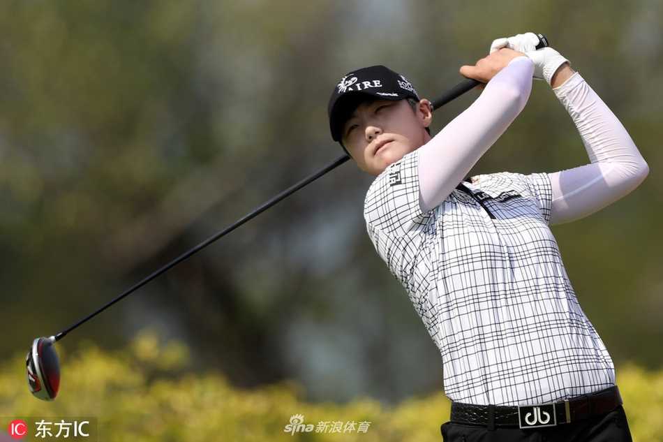 圣淘沙球场海天一色，但强风正吹拂果岭，考验着每位球员的判断与技术。