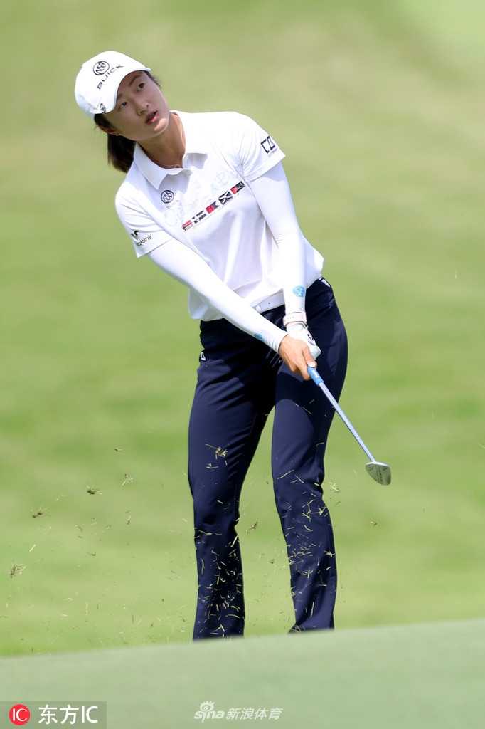 刘钰在发球台准备开球，她正调整呼吸，力图在强风中找到最佳节奏。