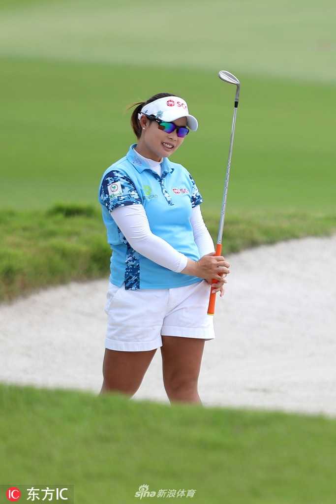 韩国名将朴仁妃在果岭上精准推击，她是本届赛事的夺冠热门之一。