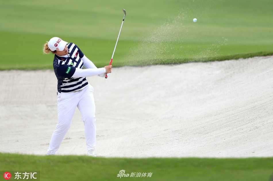 比赛在夕阳的余晖中进行，球员的身影被拉长，象征着一天的拼搏暂告段落。