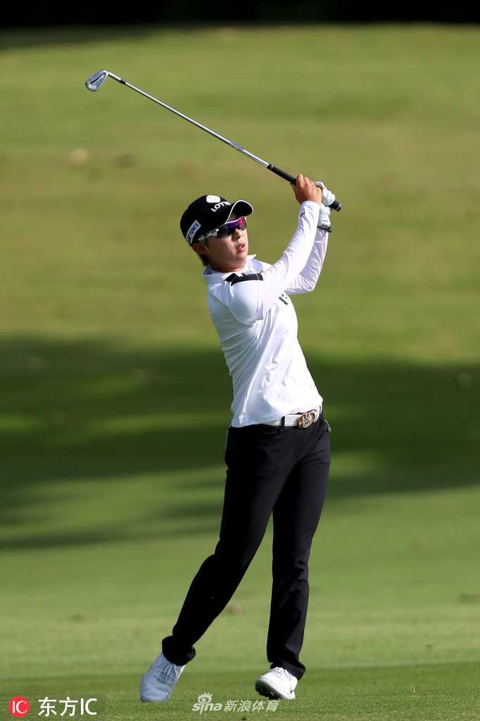 球员与球童在果岭上仔细研究推杆线路，每一杆都至关重要。