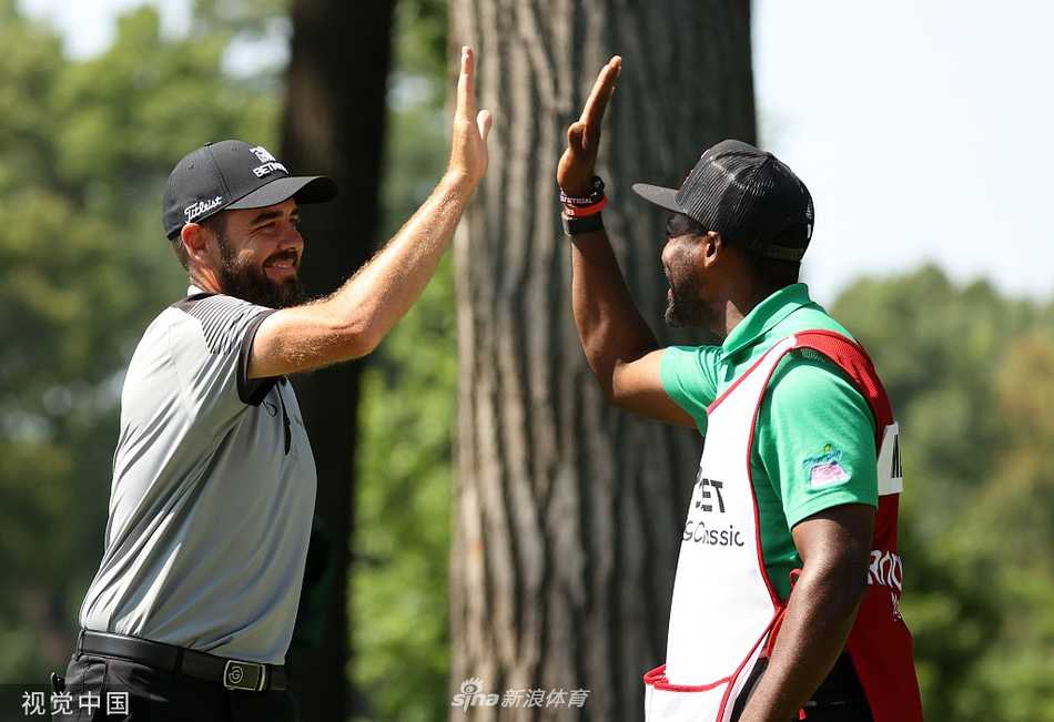 特洛伊·梅瑞特在完成精彩绝伦的一杆进洞后，摘下帽子向沸腾的观众席优雅致意。