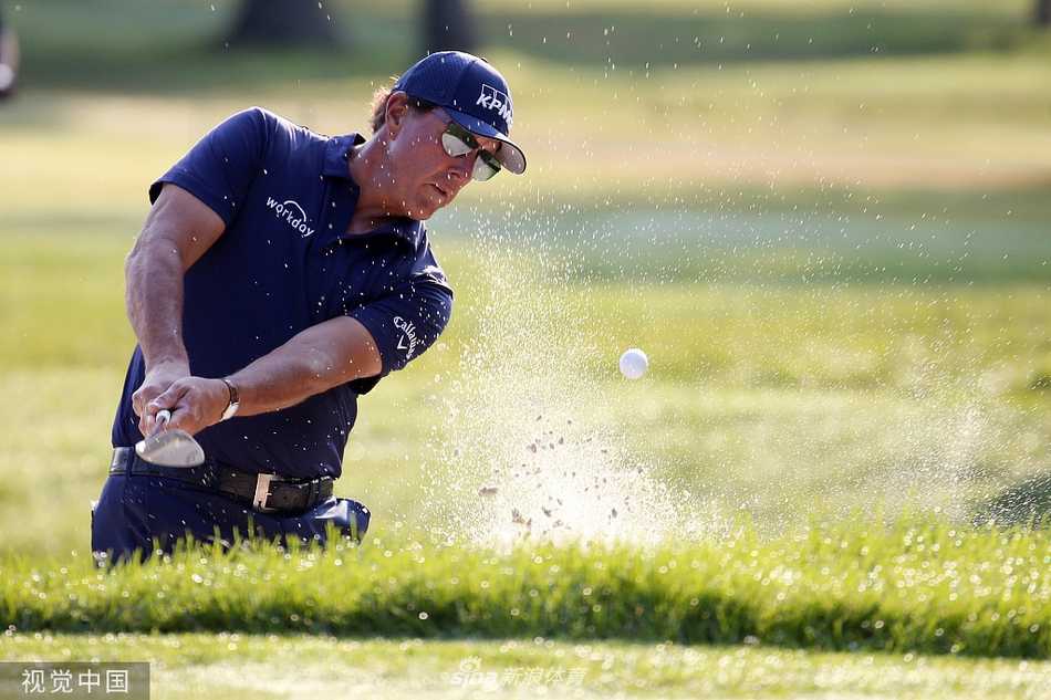 并列领先者华金·涅曼在球道上稳健挥杆，神情专注，紧盯着小球飞行的轨迹。