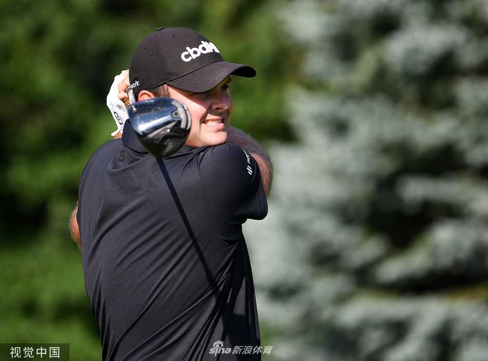 第11洞果岭旁，观众们目睹小球径直入洞后爆发出热烈的欢呼，现场气氛达到沸点。