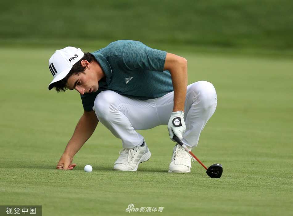 比赛紧张进行，球员与球童在果岭上弯腰查看推杆线路，阳光将他们的身影拉长。