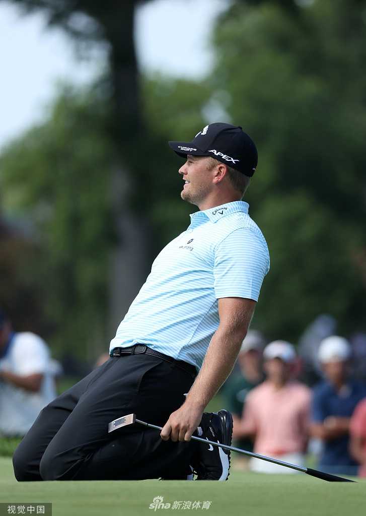 夕阳余晖下，记分牌清晰显示着梅瑞特与涅曼并列领先的成绩，悬念留给了最后一个比赛日。