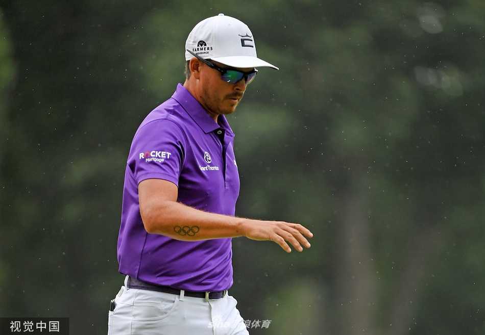 梅瑞特走向下一洞发球台，脸上带着自信的微笑，观众的目光仍追随着这位刚刚创造奇迹的球员。