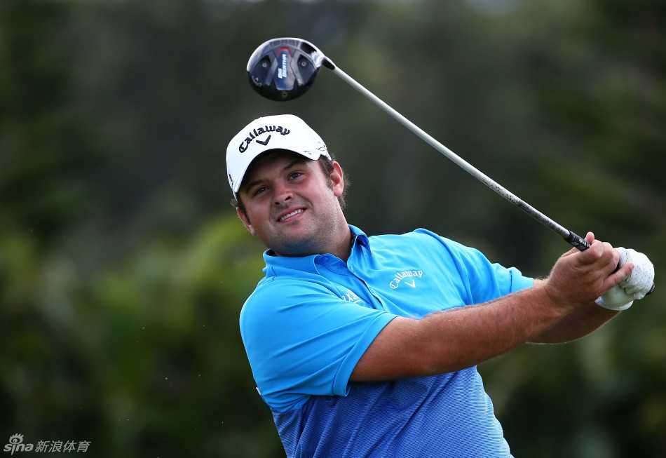 巴巴·沃森在练习场全力挥击他那标志性的粉红色一号木，球杆划出一道炫目的弧线，白色小球在夏威夷的蓝天下向着远方疾驰而去