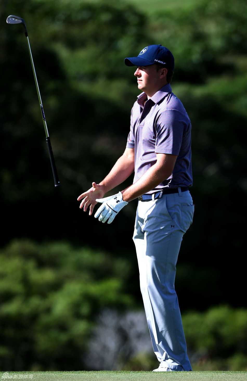 里奇·福勒与好友在夏威夷灿烂的阳光下畅享假期，他身着休闲服装笑容灿烂，尽显海岛度假的轻松愉悦