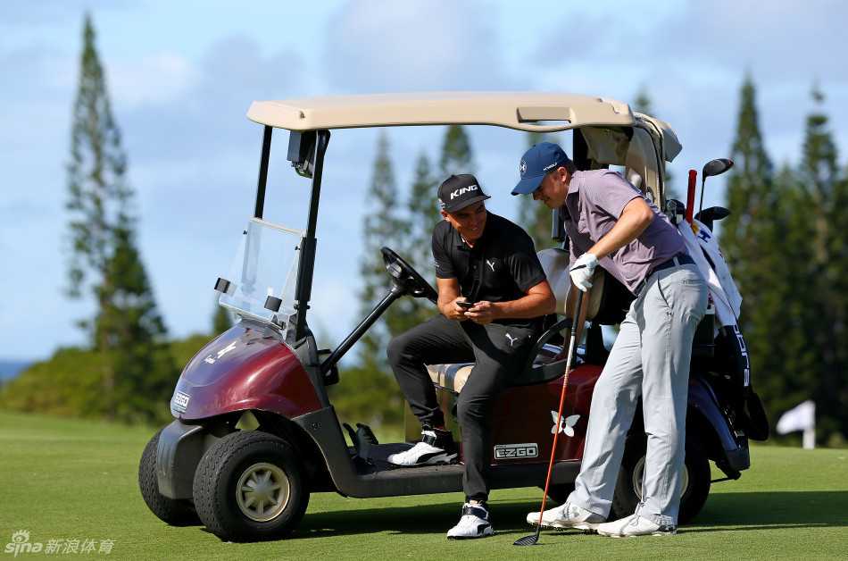 达斯汀·约翰逊在果岭边缘专注地进行切球练习，他目光锐利地审视着球的飞行线路与落点，短杆技巧尽显无遗