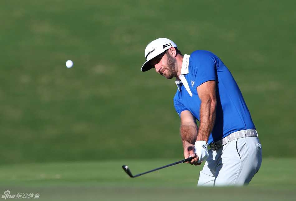 乔丹·斯皮思在夺冠后高高举起现代汽车冠军赛的奖杯，脸上洋溢着灿烂的笑容，卡帕鲁瓦的碧海蓝天成为他王者归来最好的背景板