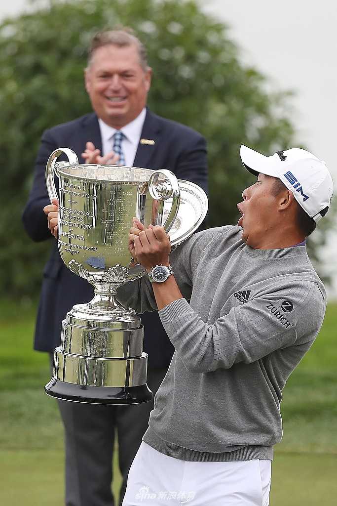 森川重新将奖杯盖稳稳合上，脸上露出了如释重负又充满成就感的灿烂笑容