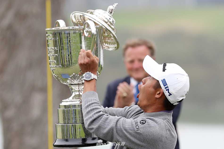 森川弯腰捡起掉落的奖杯盖，动作间流露出年轻人特有的率真与可爱