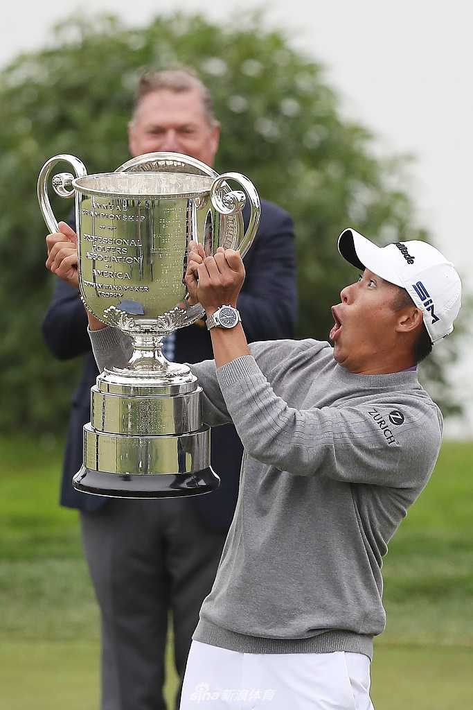 奖杯盖从森川手中的沃纳梅克杯上滑落，瞬间凝固的空气与冠军惊讶的表情形成了有趣的对比