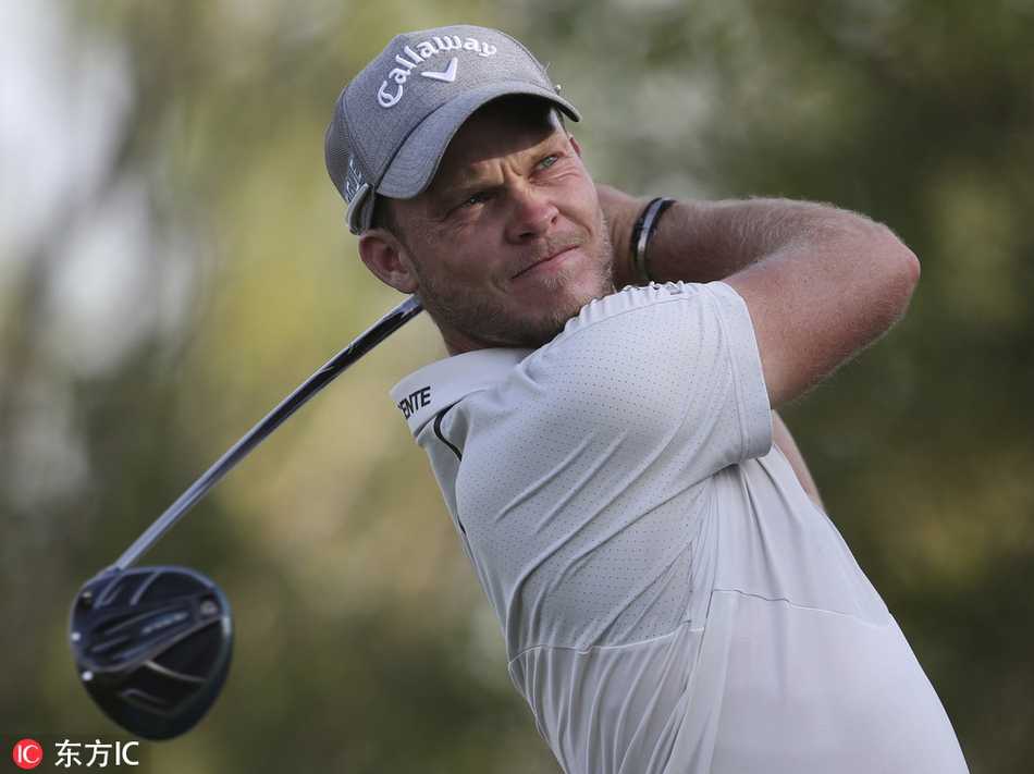 王者归来的救赎之路 威利特迪拜封王终结两年冠军荒 决赛轮鏖战,丹尼·威利特在果岭上凝神观察推击线路,眼神专注而坚定,背景是迪拜标志性的现代化球场