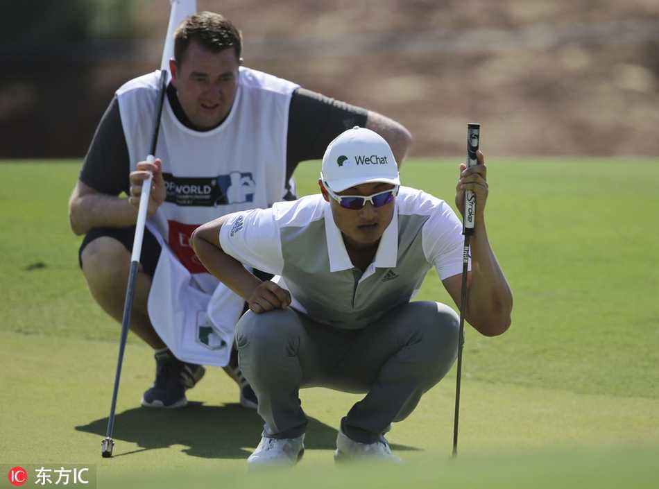 王者归来的救赎之路 威利特迪拜封王终结两年冠军荒 第十八洞惊魂过后,威利特在果岭上完成锁定胜利的最后一推,背景是迪拜黄昏下的天空与球场
