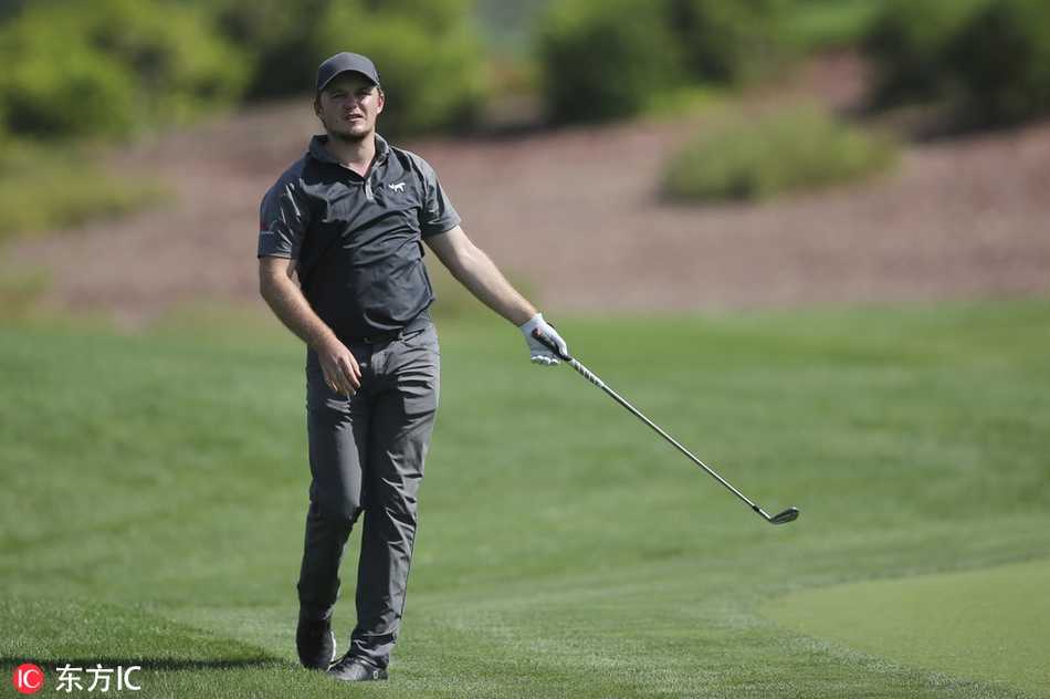 王者归来的救赎之路 威利特迪拜封王终结两年冠军荒 威利特在关键的第二洞果岭,成功推入决定性的长距离老鹰推,激动地握拳庆祝,为决赛轮奠定了完美开局