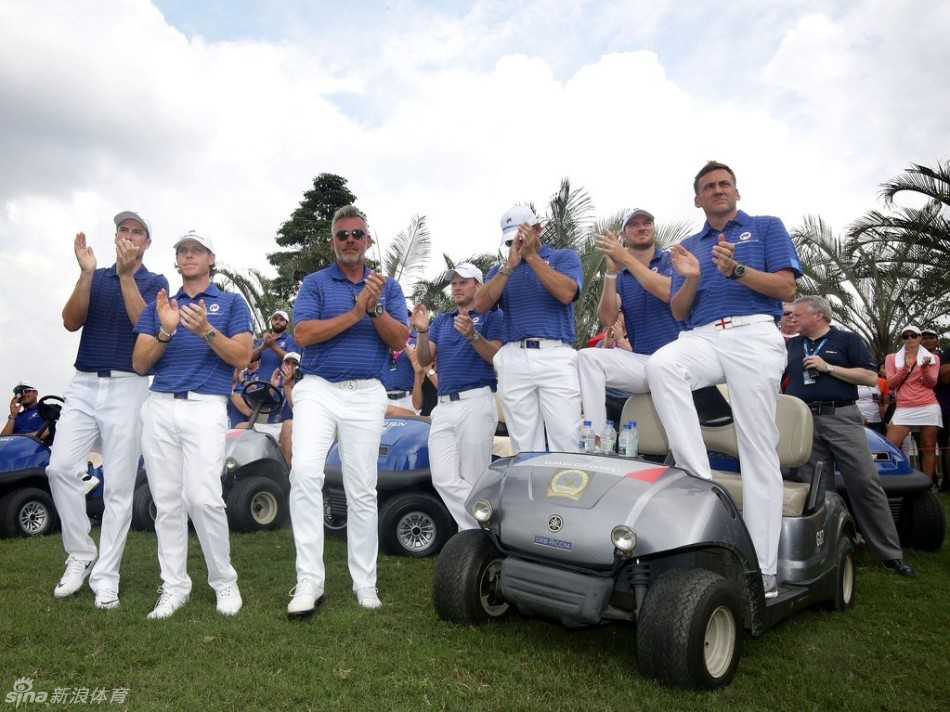 欧洲队队长达伦·克拉克与队员丹尼·威利特在果岭边击掌相庆，喜悦之情溢于言表