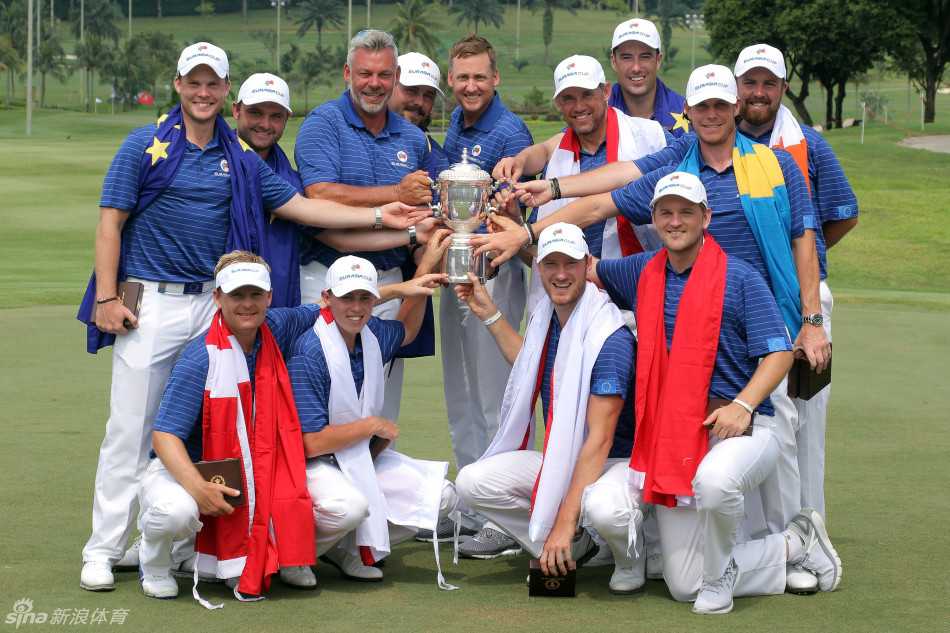 英格兰名将伊恩·保尔特面带自信笑容，与亚洲队谢志荣在开球前友好握手致意