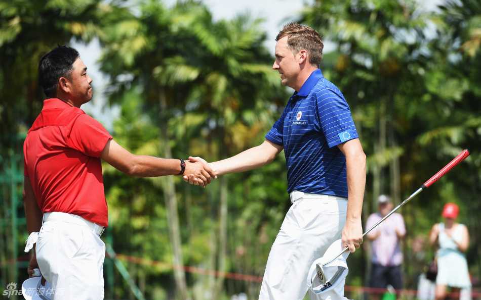 伊恩·保尔特在全神贯注地推击，他的眼神紧盯着小白球滚动的路线