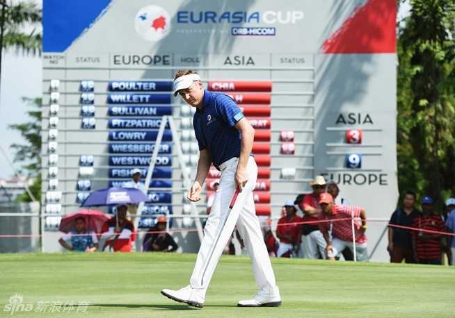 印度名将阿尼班·拉西里在果岭上仔细查看推杆线路，为亚洲队拿下了宝贵一分