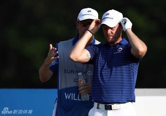 欧洲队众将齐聚一堂，肩并肩留下胜利后的合影，团队凝聚力此刻完美展现