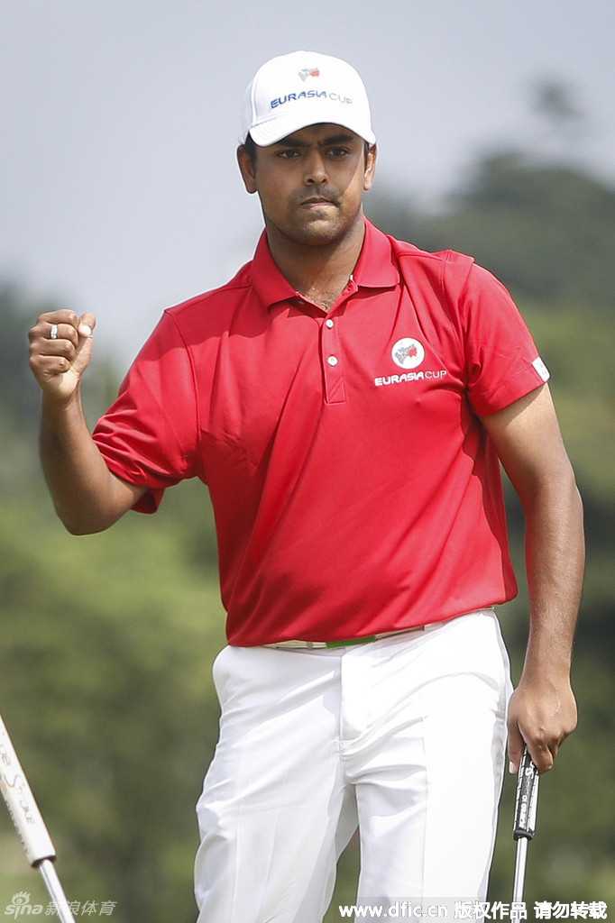 法国球员维克多·杜比松与英格兰球员克里斯·伍德在赛后握手，展现竞技体育的友谊