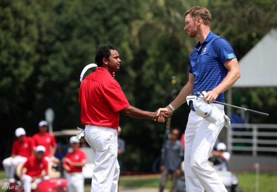 丹麦球员托比约·奥勒森在球道上从容挥杆，身姿优雅而充满力量