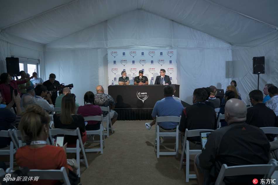 伍兹在回答问题时手势有力，表情生动，展现出他强大的个人魅力和与媒体沟通的娴熟技巧。