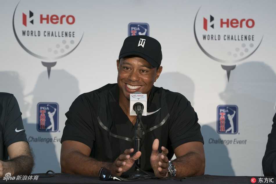 阳光透过窗户洒在伍兹身上，他单手托腮望向远方，侧影显得沉稳而充满故事感。