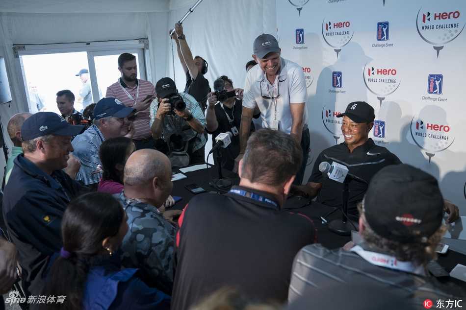 发布会后，伍兹起身准备离开，他与工作人员点头致意，背影挺拔，迈向属于他的全新赛场。