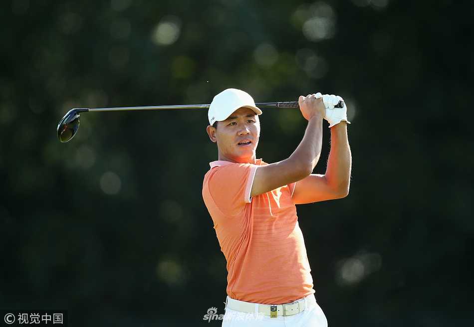 中国名将吴阿顺在荷兰公开赛球道上自信挥杆，目光坚定望向远方落点