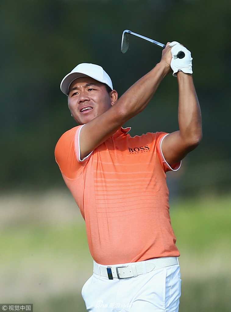 李昊桐完成优雅收杆动作，身形挺拔定格于荷兰赛场夕阳下