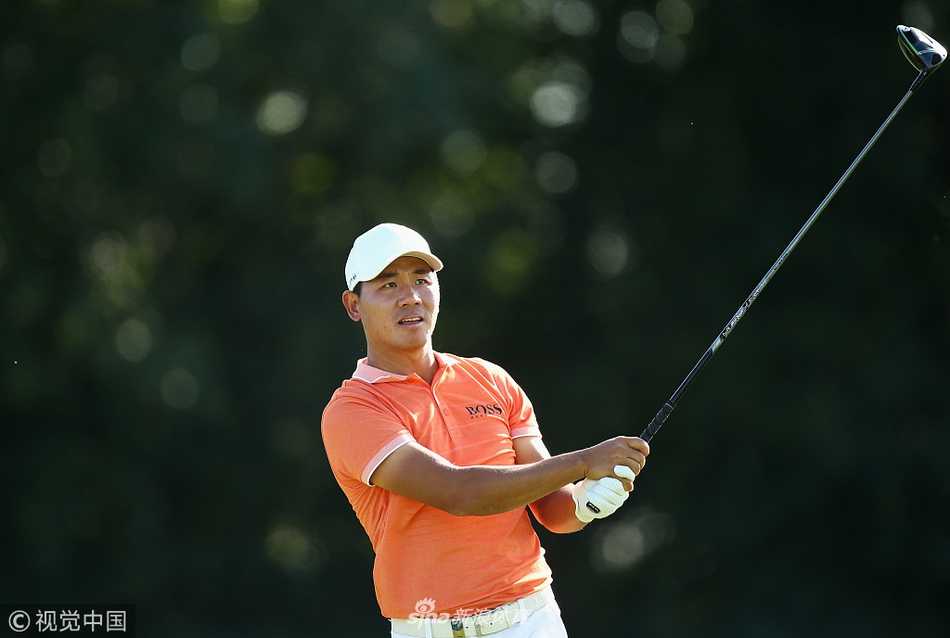 李昊桐凝神观察复杂球路，手握球杆思考下一击策略