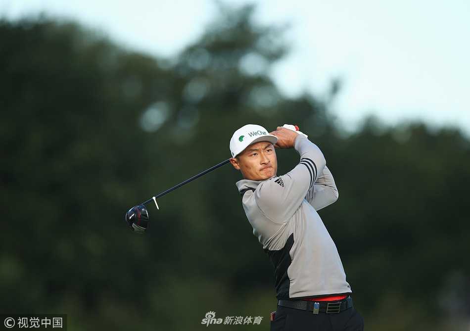 德国名将马丁凯梅尔在开阔球道上准备击球，姿态标准充满力量感