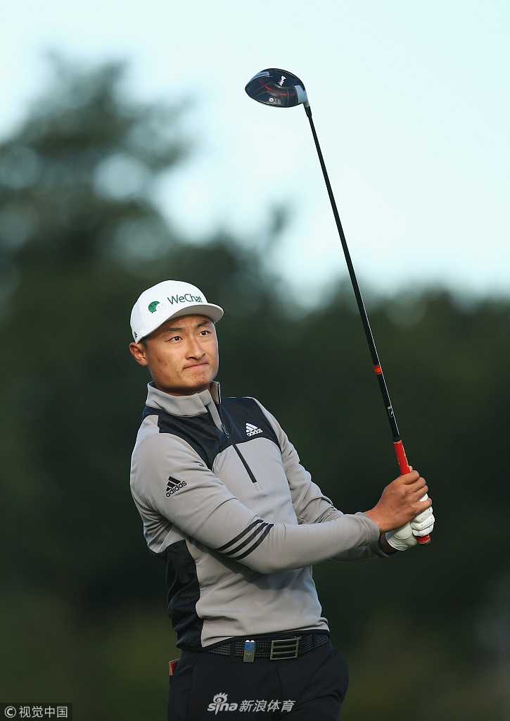 法国选手亚历山大列维挥杆瞬间，金发与动态身影构成激烈赛场一景