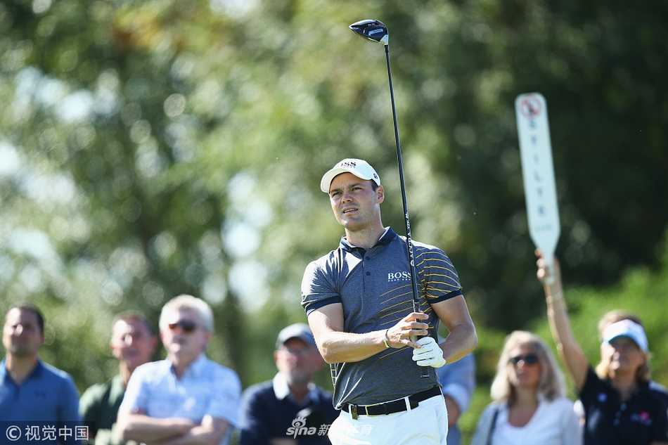 韩国选手王情训于果岭边短切处理，表情专注手法细腻