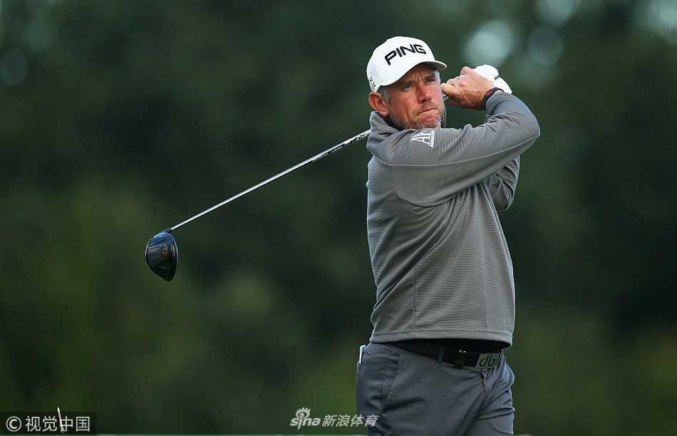 西班牙选手拉拉扎巴尔俯身果岭仔细观察推杆线路，神情极度专注