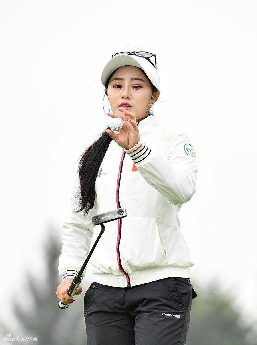 宋依霖在发球台上优雅转身挥杆开球，白色小球划破天际飞向远方