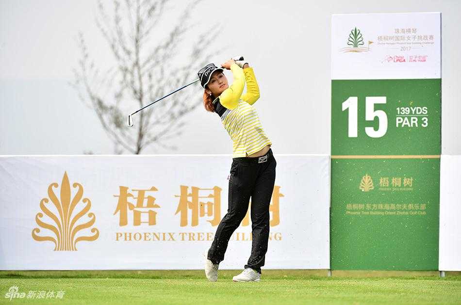 肖琪锋在果岭上沉稳推杆，聚精会神地控制着小球的力度与线路