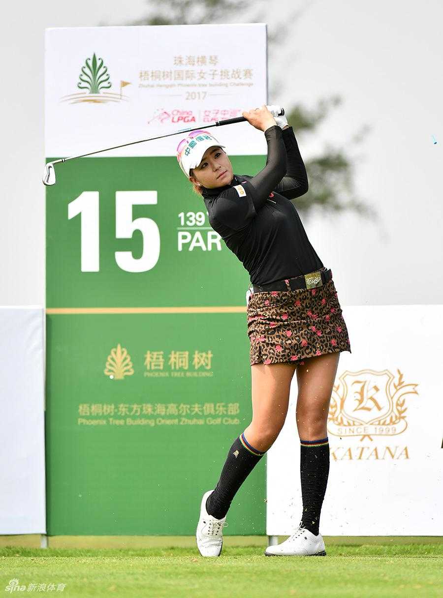 郭艾榛挥杆击球后姿态稳定地完成收杆动作，展现教科书般的技术