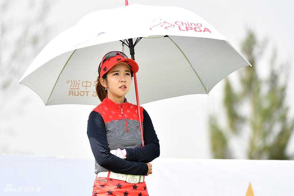 张婕娜琳完成一记漂亮的击球后优雅收杆，身姿挺拔目送球飞向目标